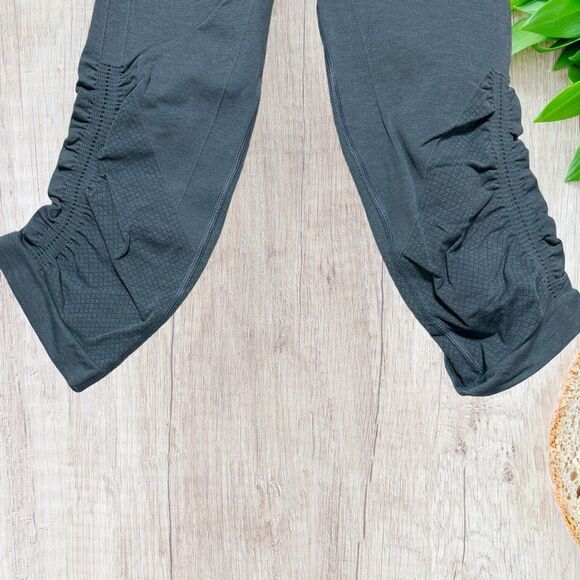 Lululemon Womens In the Flow Crop Size 4 Gray Athleisure Yoga Sporty - Picture 2 of 5